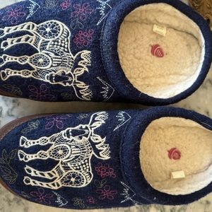Women’s Acorn slippers